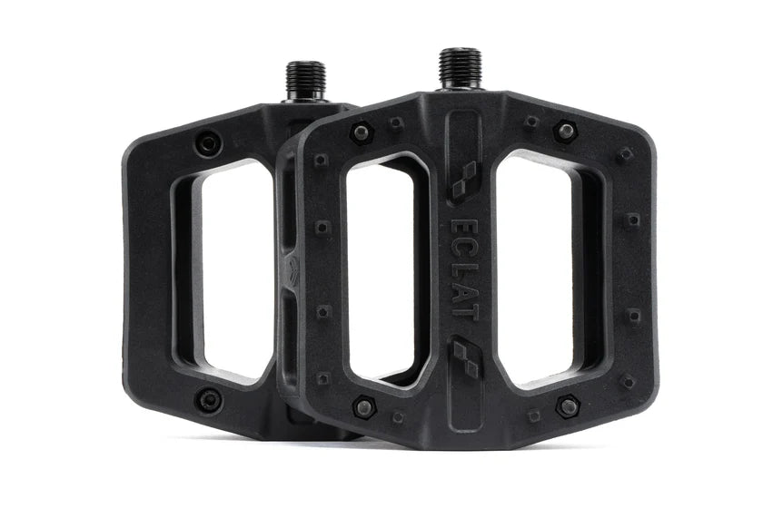 Black bicycle pedals with 'Eclat' branding on a white background