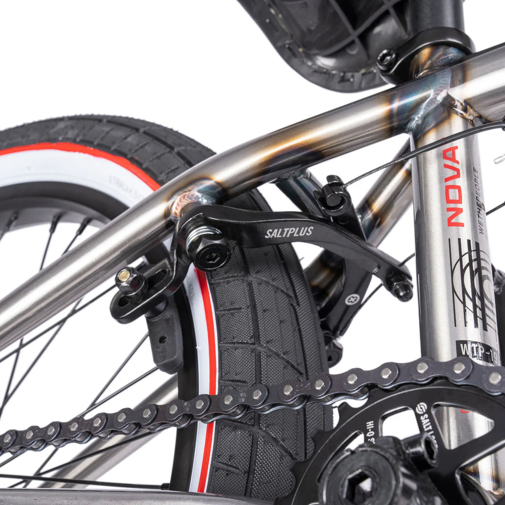 Close-up of a bicycle chain and gear system with 'Nova' branding.