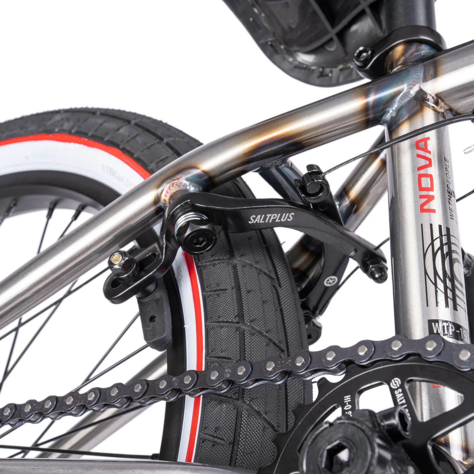 Close-up of a bicycle chain and gear system with 'Nova' branding.